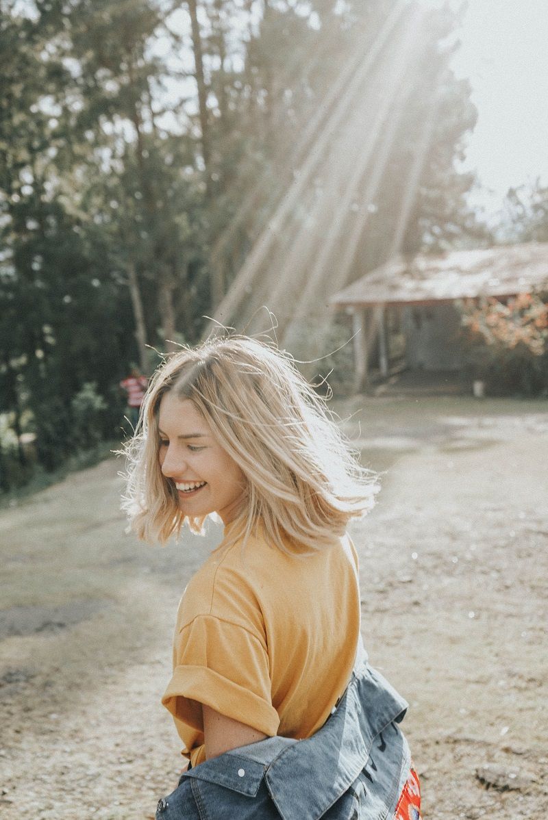 femme-blonde-sourire-nature