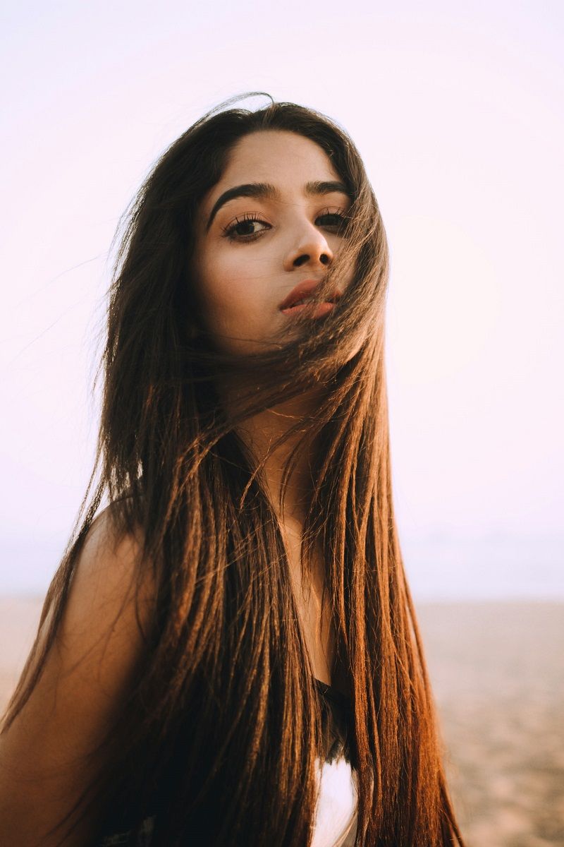 femme-brune-cheveux-longs