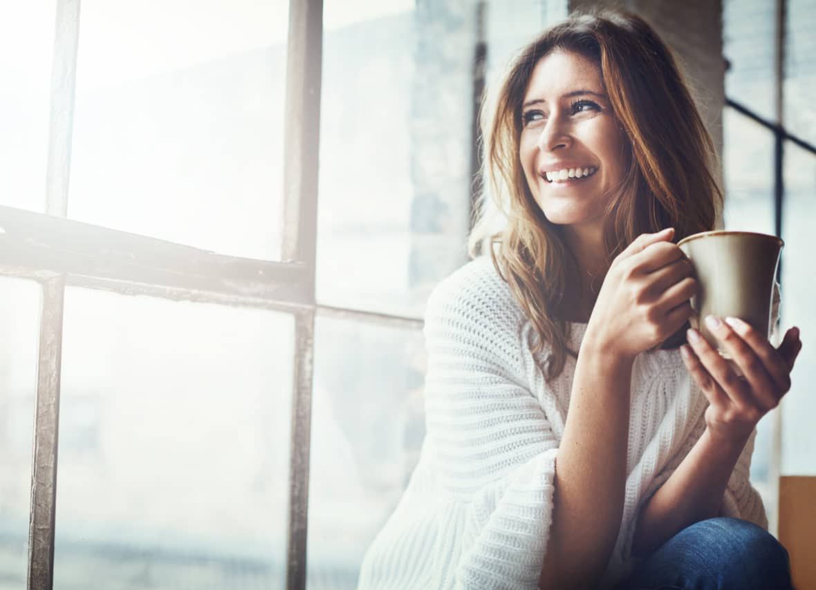 femme-cafe-sourire-fenetre