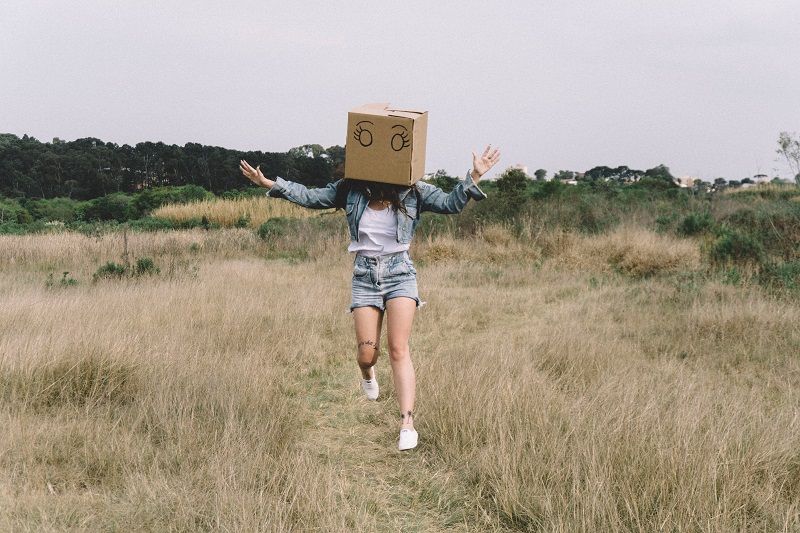 femme-carton-champ