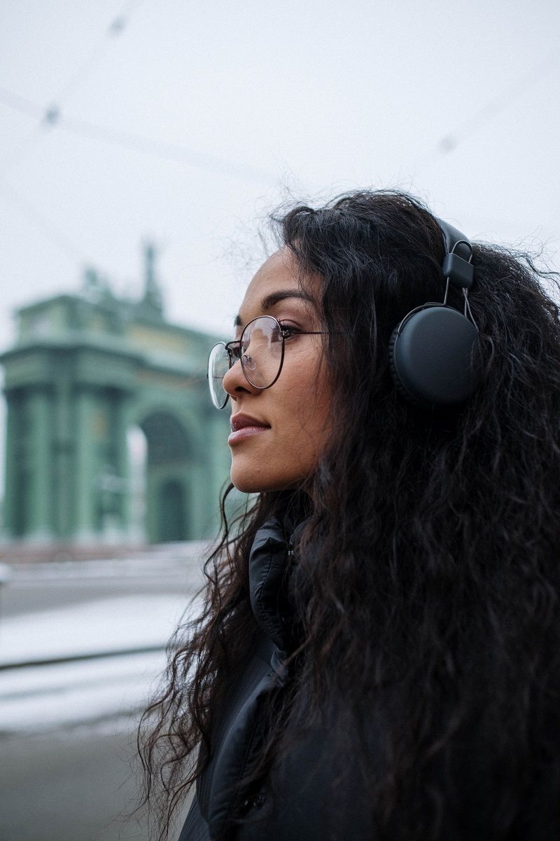 femme-casque-noir