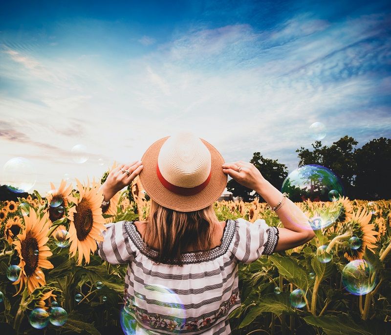 femme-champ-tournesol-bulles
