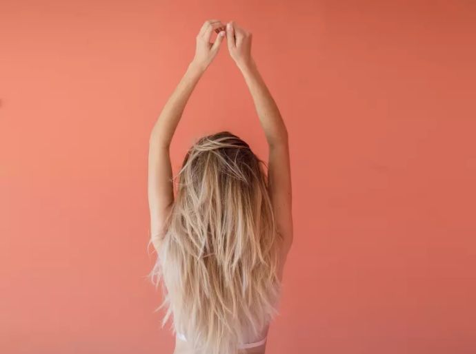 femme-cheveux-blonds