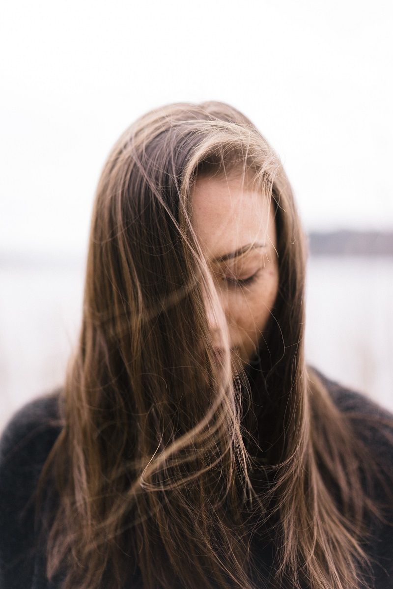femme-cheveux-longs