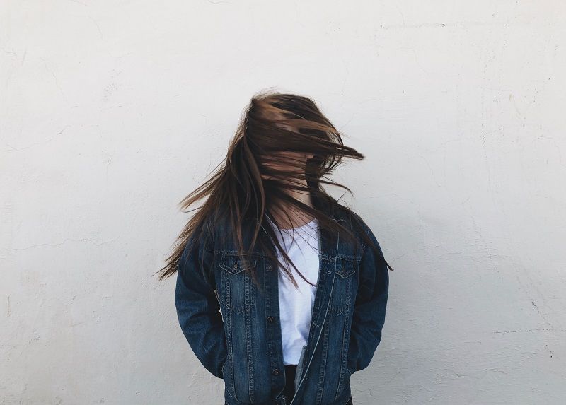 femme-cheveux-longs-visage-tourne