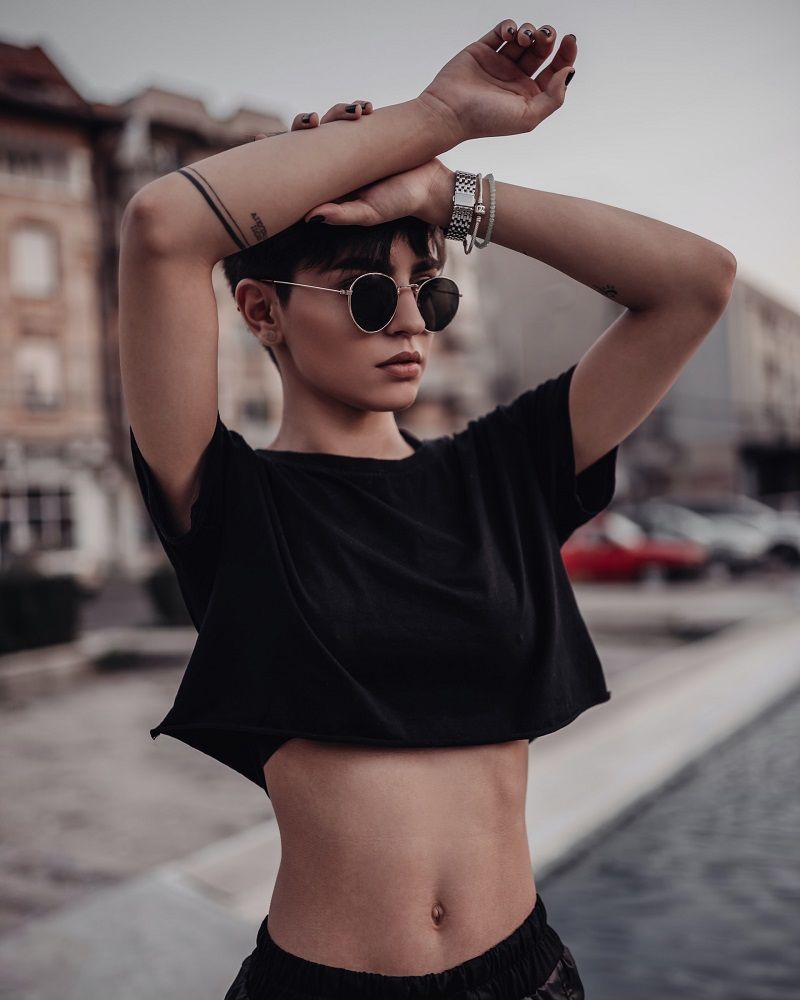 femme-crop-top-rue-lunettes-de-soleil