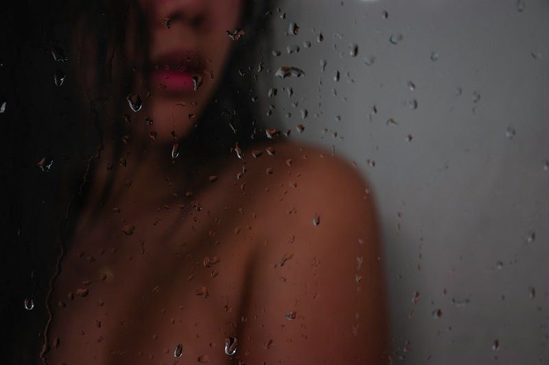 Se laver le visage à l'eau : pourquoi il faut éviter