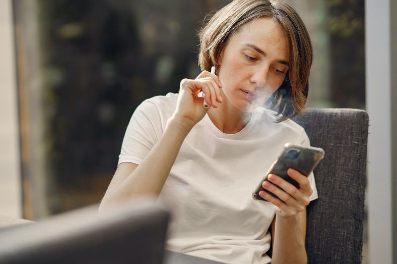 femme-e-cigarette