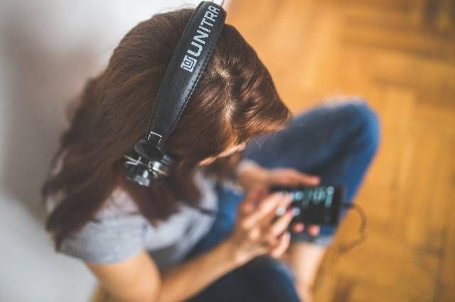 femme-ecouter-musique-casque
