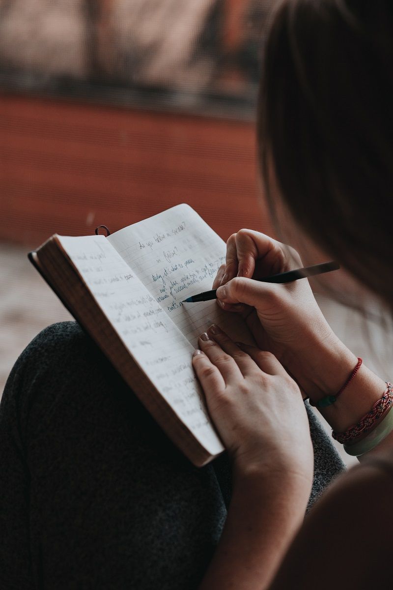 femme-ecrire-dans-un-carnet
