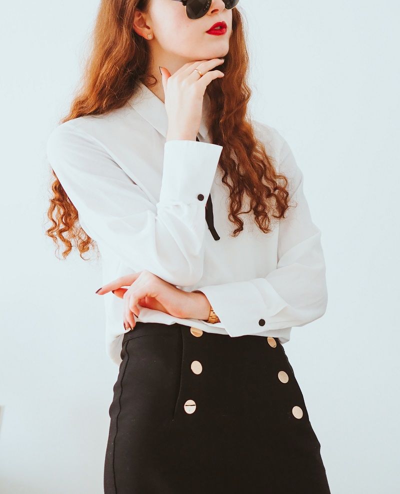 femme-elegante-blazer-chemise-blanche-jupe-noire