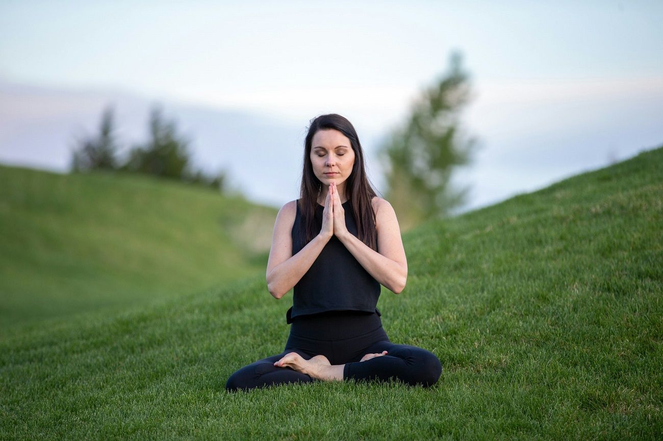 femme-en-tailleur-herbe-meditation