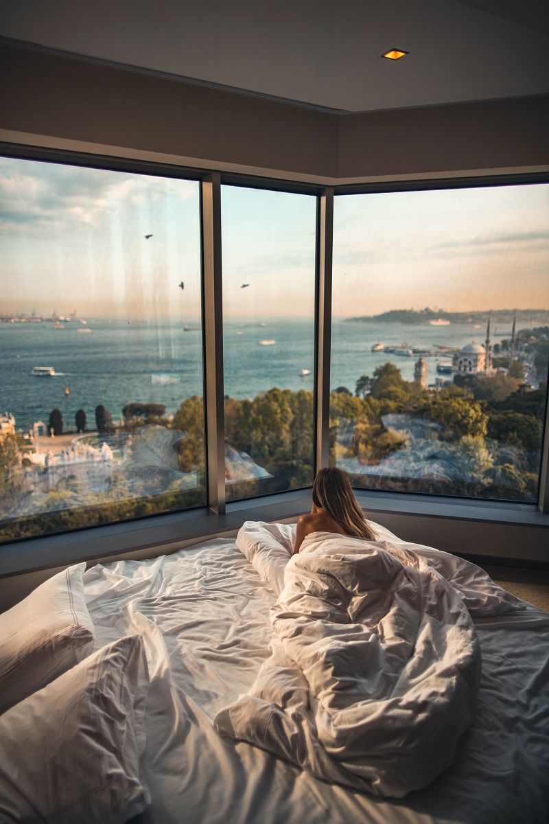 femme-enroulee-dans-une-couette-legere