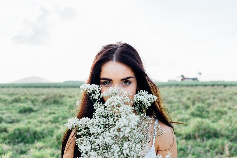 femme-fleurs-blanches