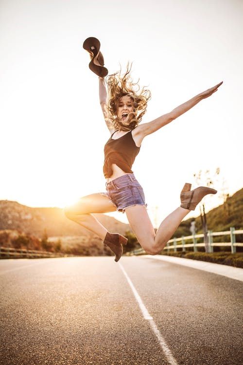 Femme heureuse qui saute de joie
