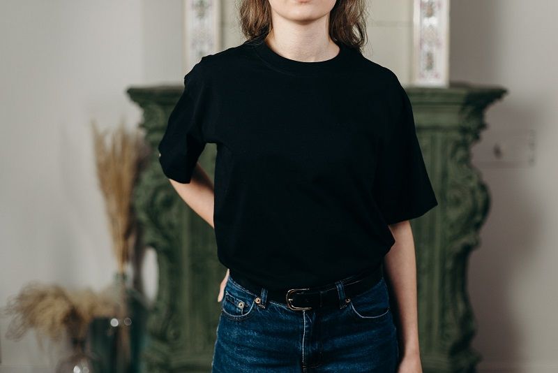 femme-jean-t-shirt-noir