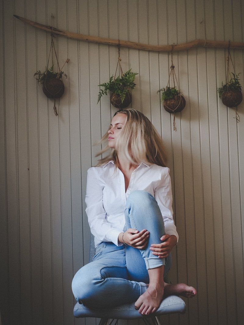 femme-jean-tabouret