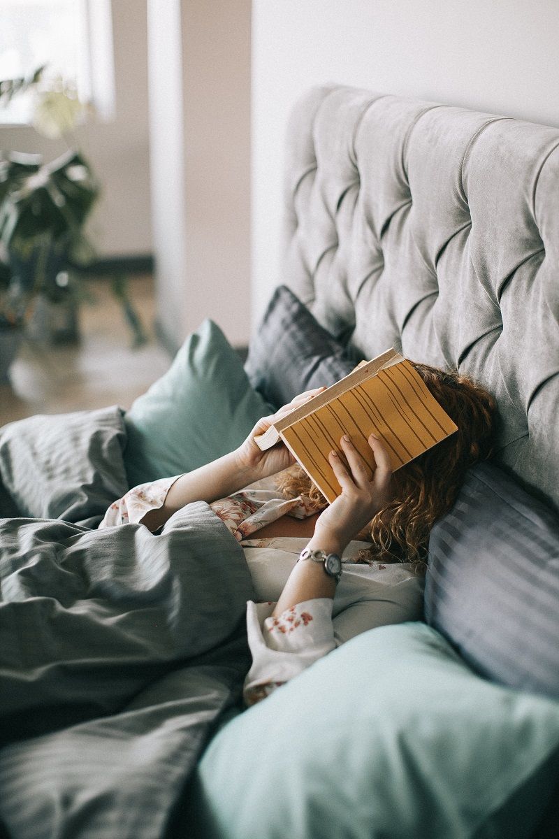 femme-livre-lit