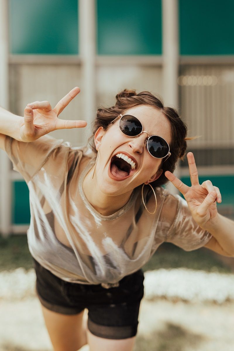 femme-lunettes-de-soleil-ronde-qui-sourie