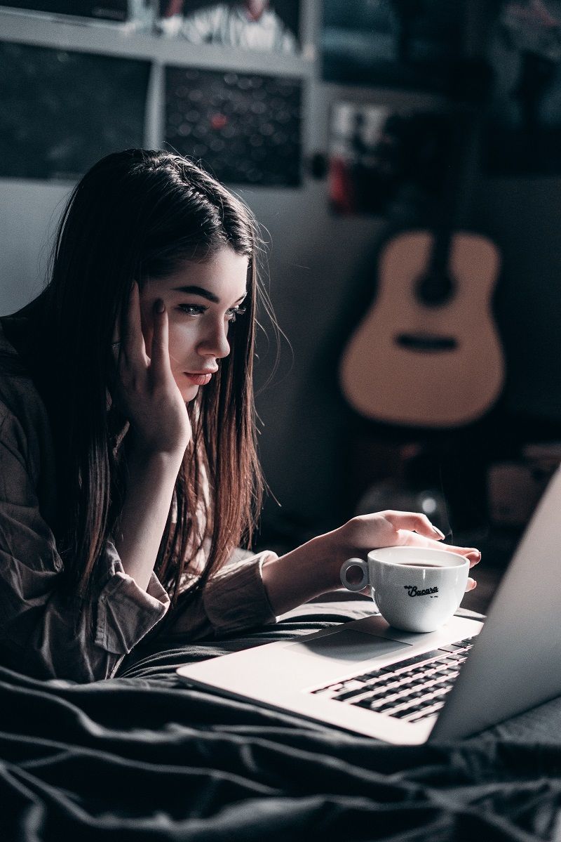 femme-ordinateur-cafe