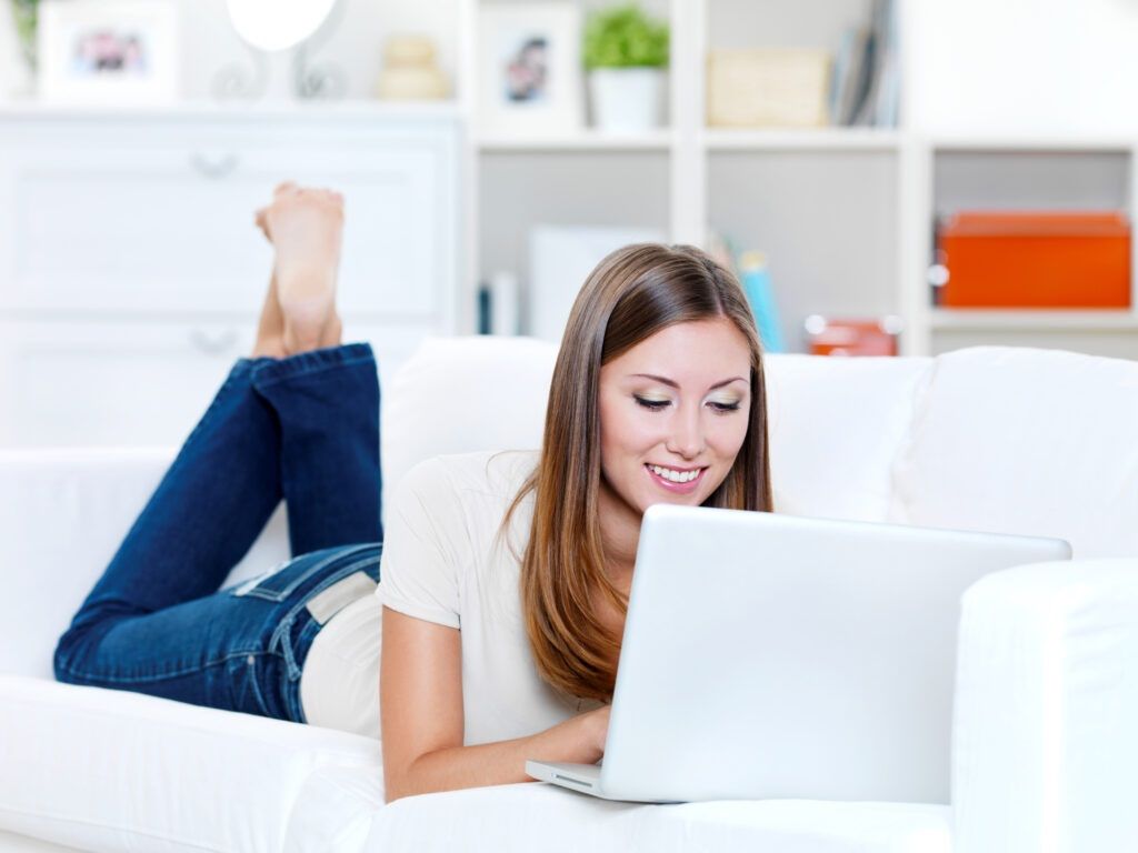 femme-ordinateur-canape