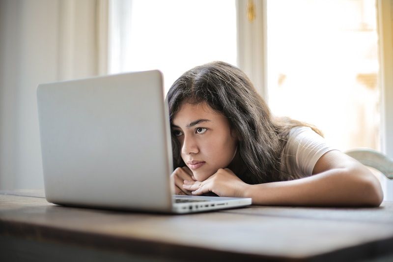 femme-ordinateur-ennui-travail