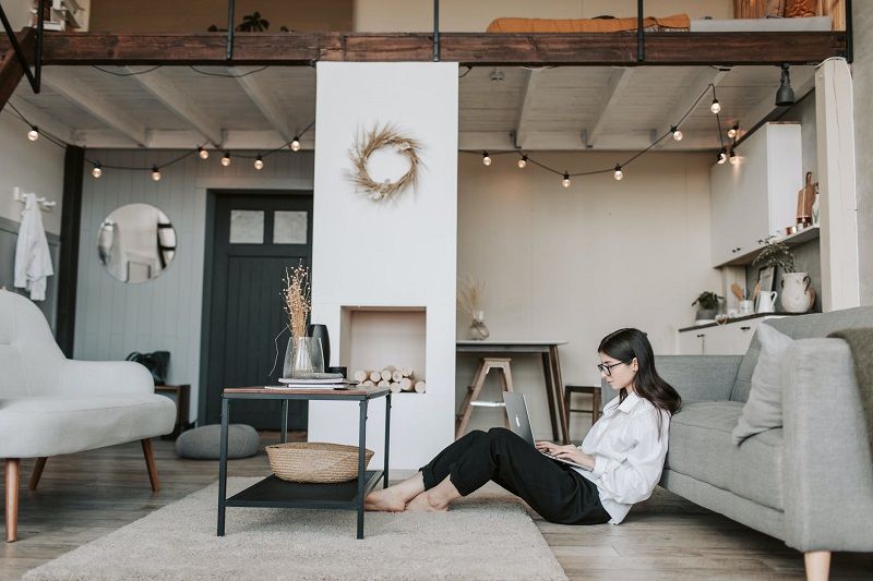 femme-ordinateur-salon-teletravail