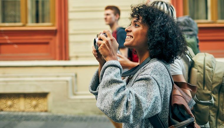 femme-prendre-photo-appareil