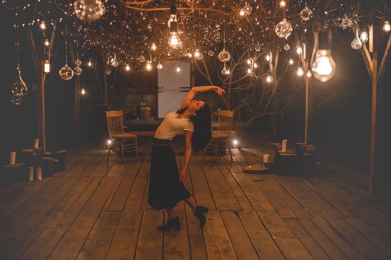 femme-qui-danse-seule
