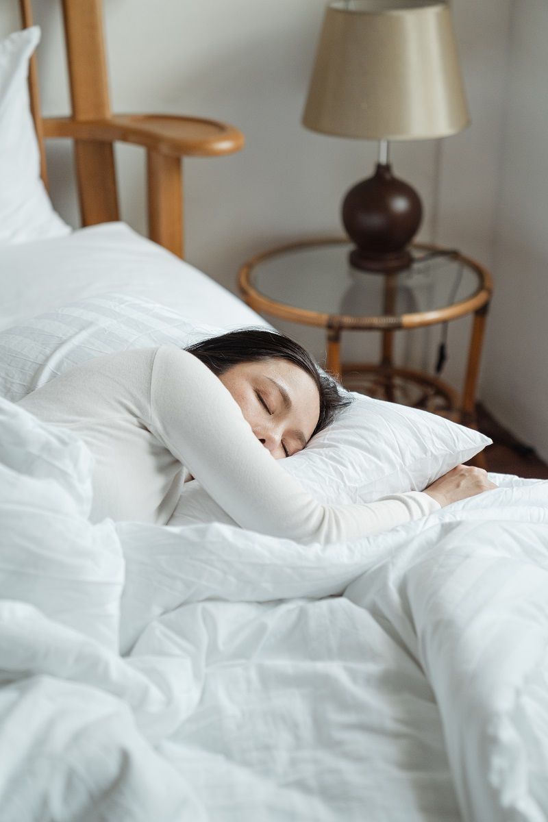 femme-qui-dort-dans-des-draps-blancs