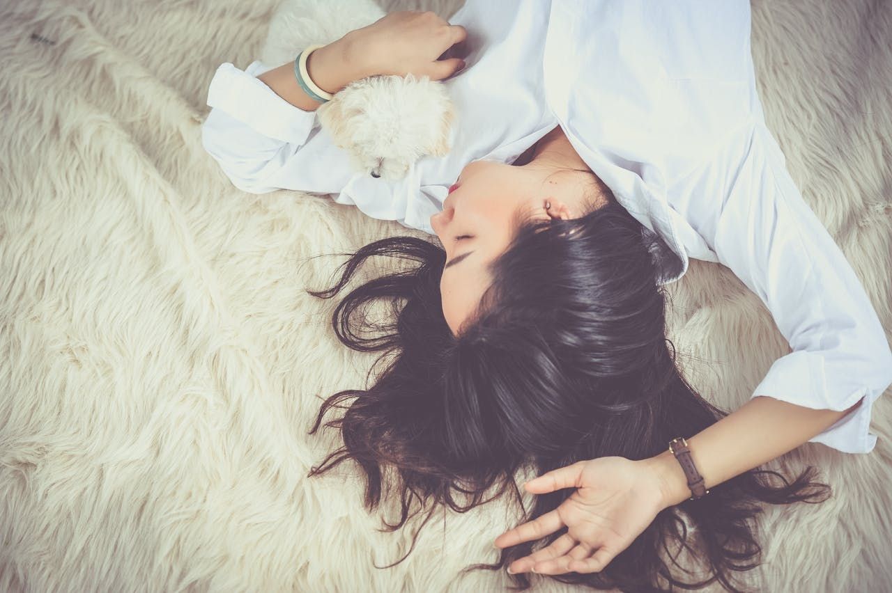 femme-qui-dort-reve-sur-un-lit