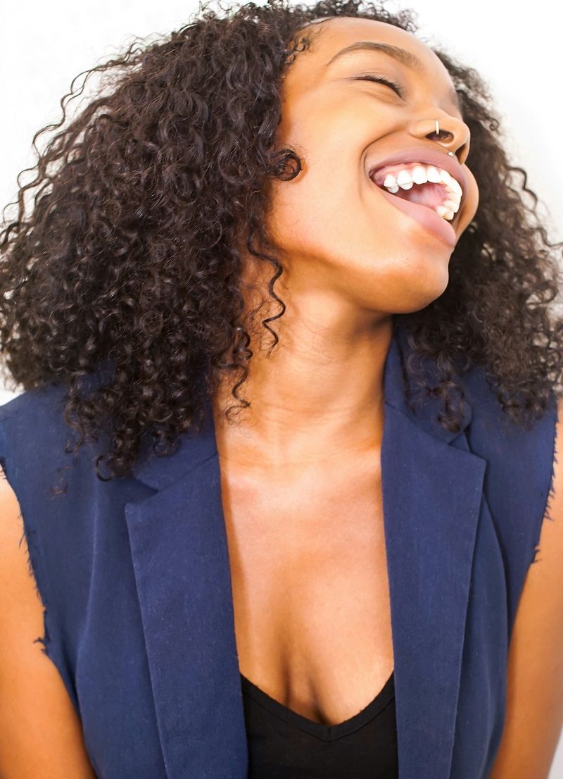 femme-qui-eclate-de-rire