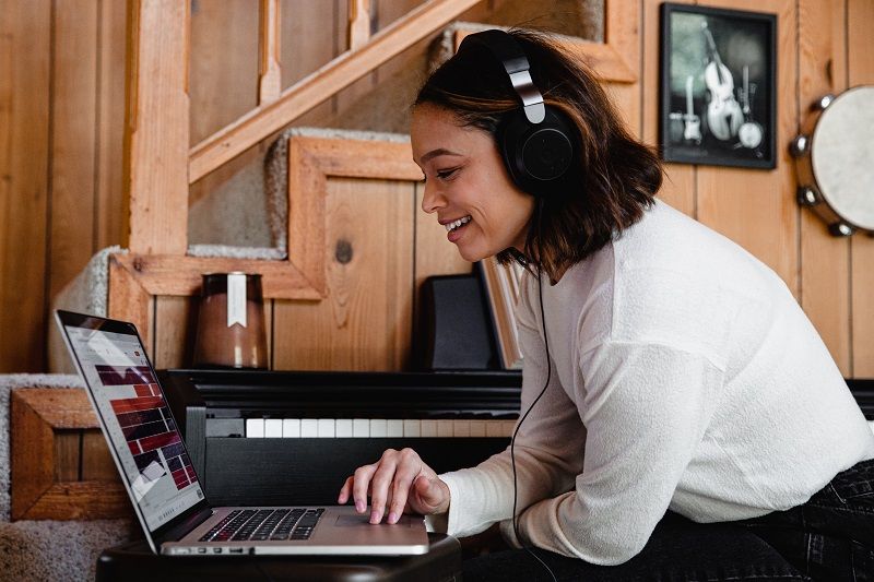 femme-qui-ecoute-de-la-musique-sur-l-ordinateur