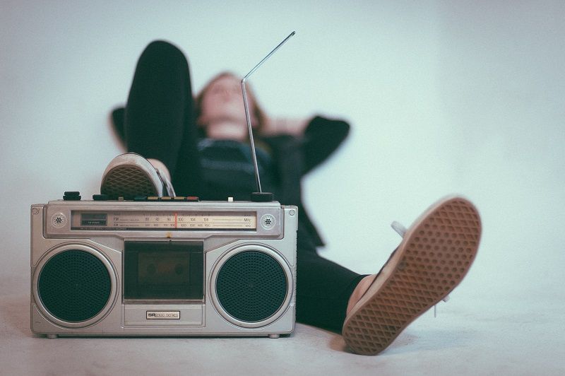 femme-qui-ecoute-la-musique-radio