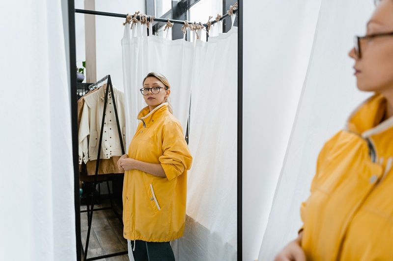 femme-qui-essaye-une-parka-jaune