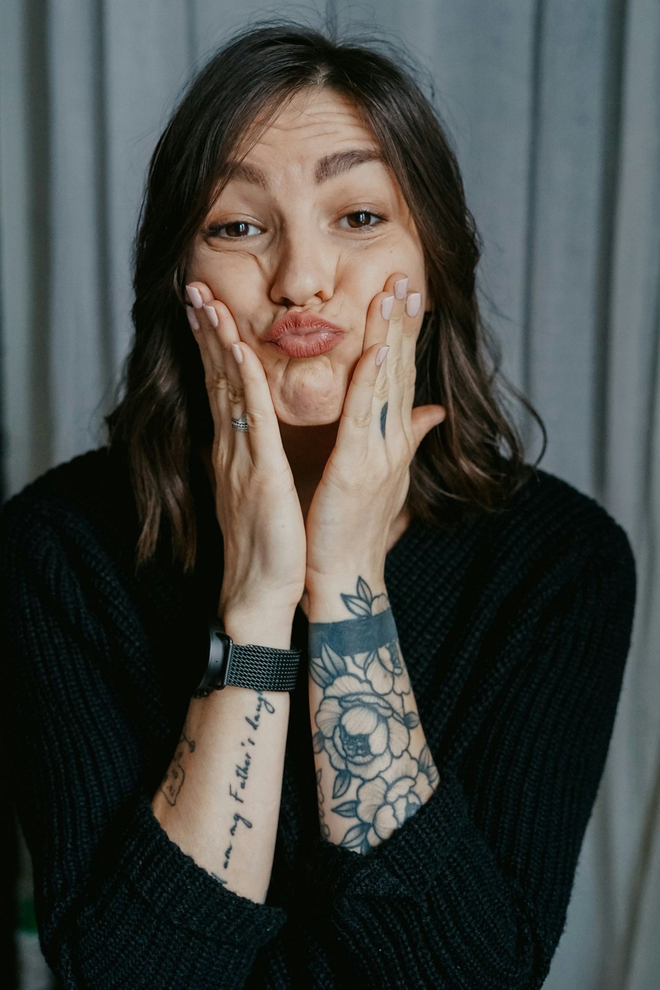 Les exercices de yoga facial pour atténuer les rides.