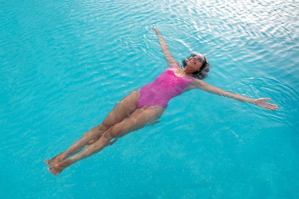 femme-qui-fait-la-planche-dans-l-eau