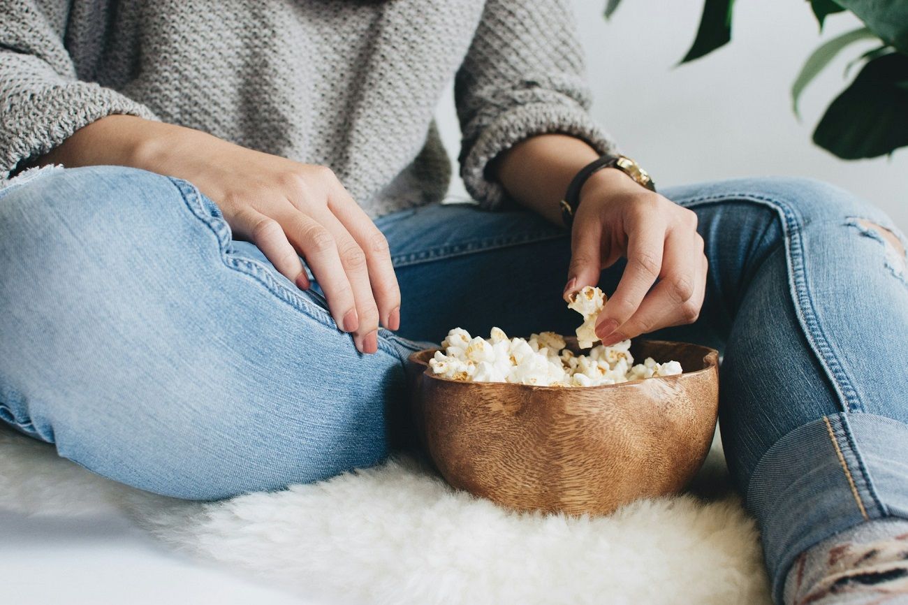 femme-qui-mange-du-pop-corn