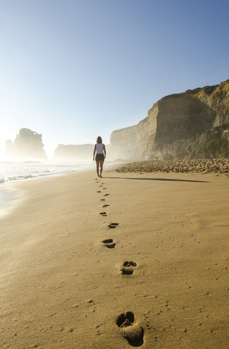 femme-qui-marche-sur-la-plage