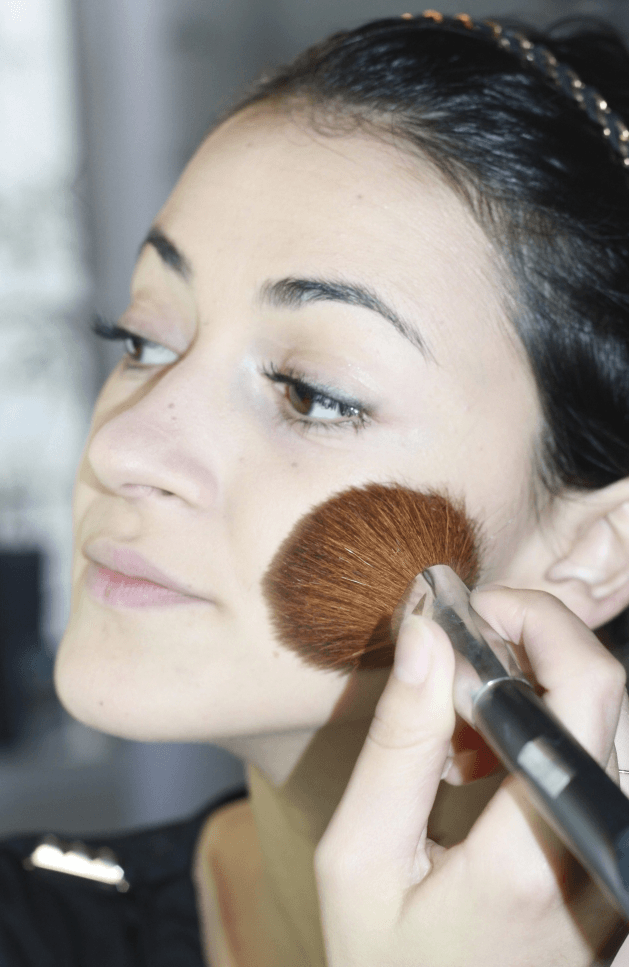 femme qui met du blush