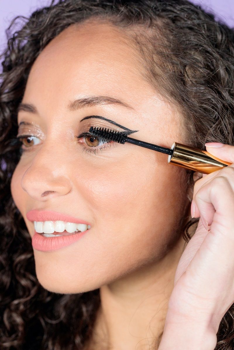 femme-qui-met-du-mascara