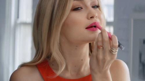 femme-qui-met-rouge-a-levres