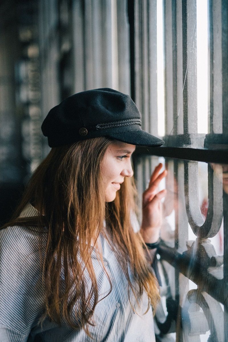 femme-qui-regarde-beret