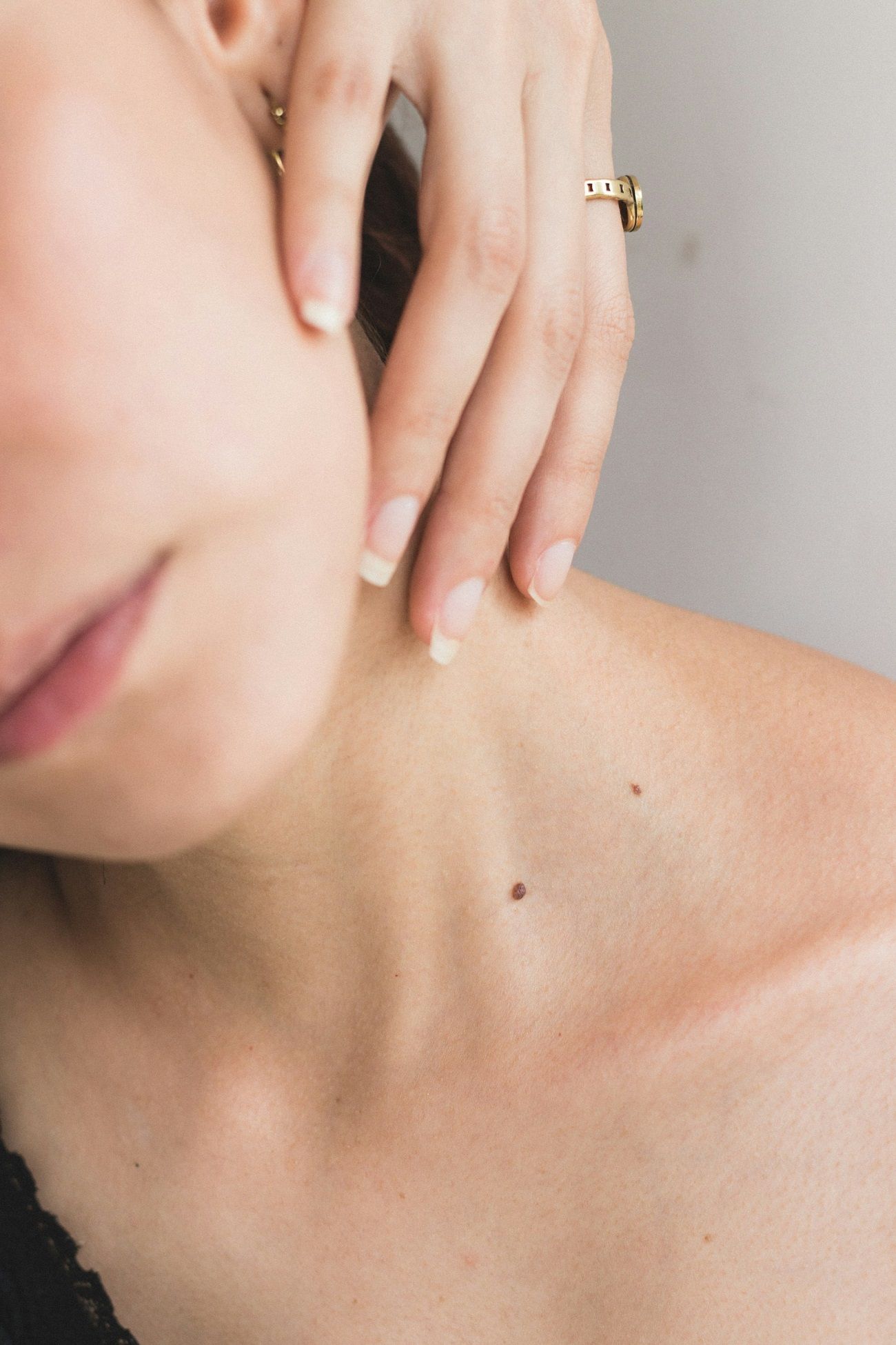 Les exercices de yoga facial pour un effet anti-rides naturel.
