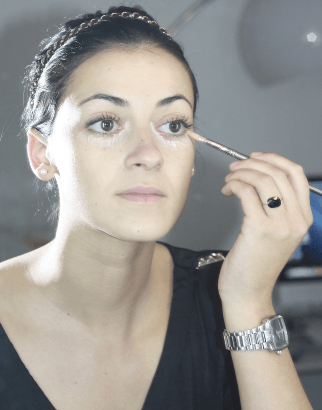 femme qui se maquille