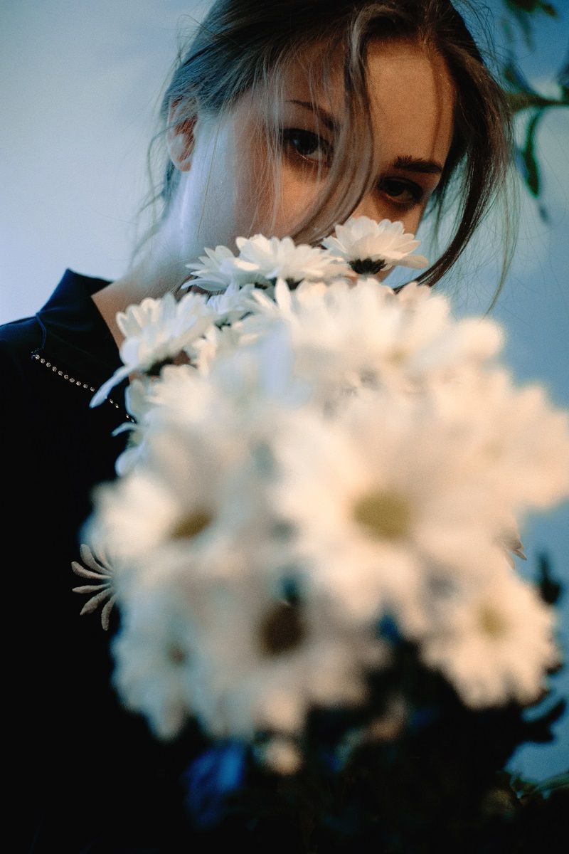 femme-qui-sent-bouquet-fleurs
