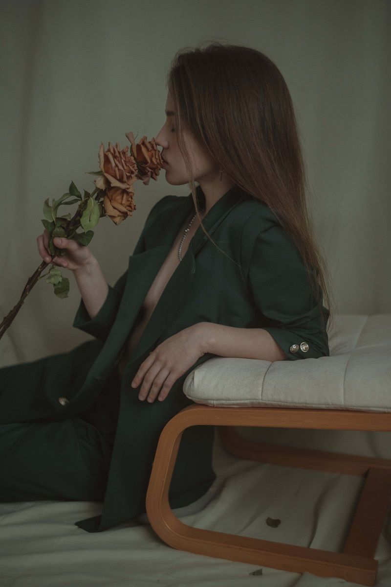 femme-qui-sent-une-rose