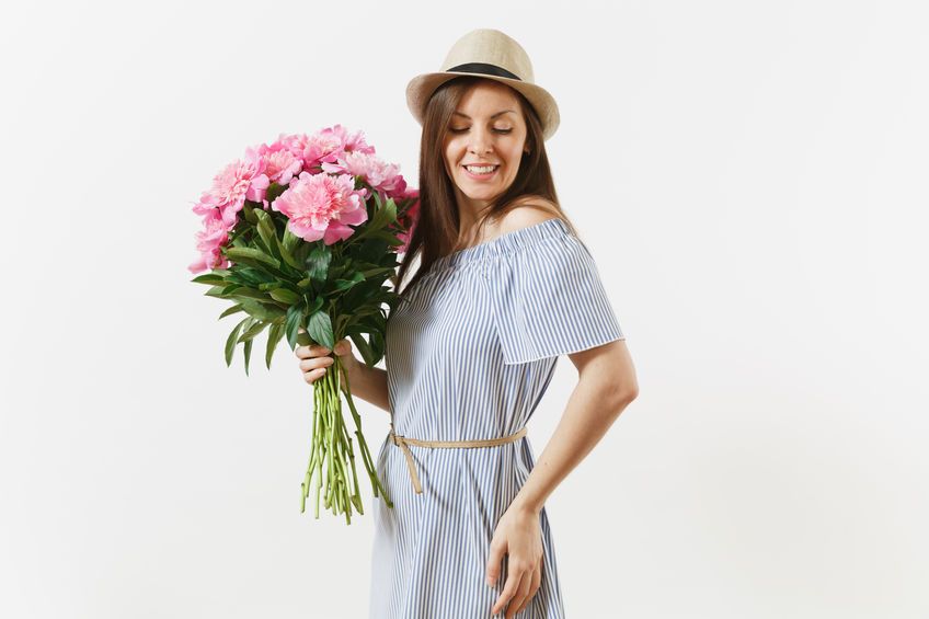 femme-qui-tient-un-bouquet-fleurs-roses