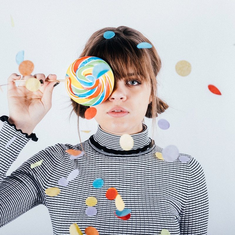 femme-qui-tient-une-sucette-confettis