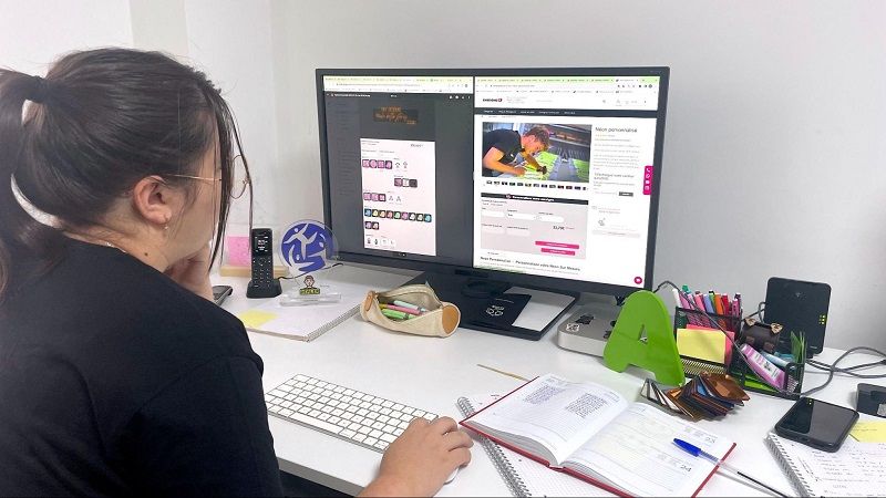 femme-qui-travaille-sur-ordinateur